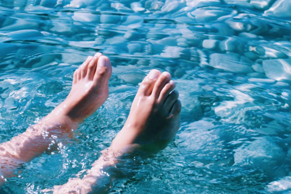 feets in water