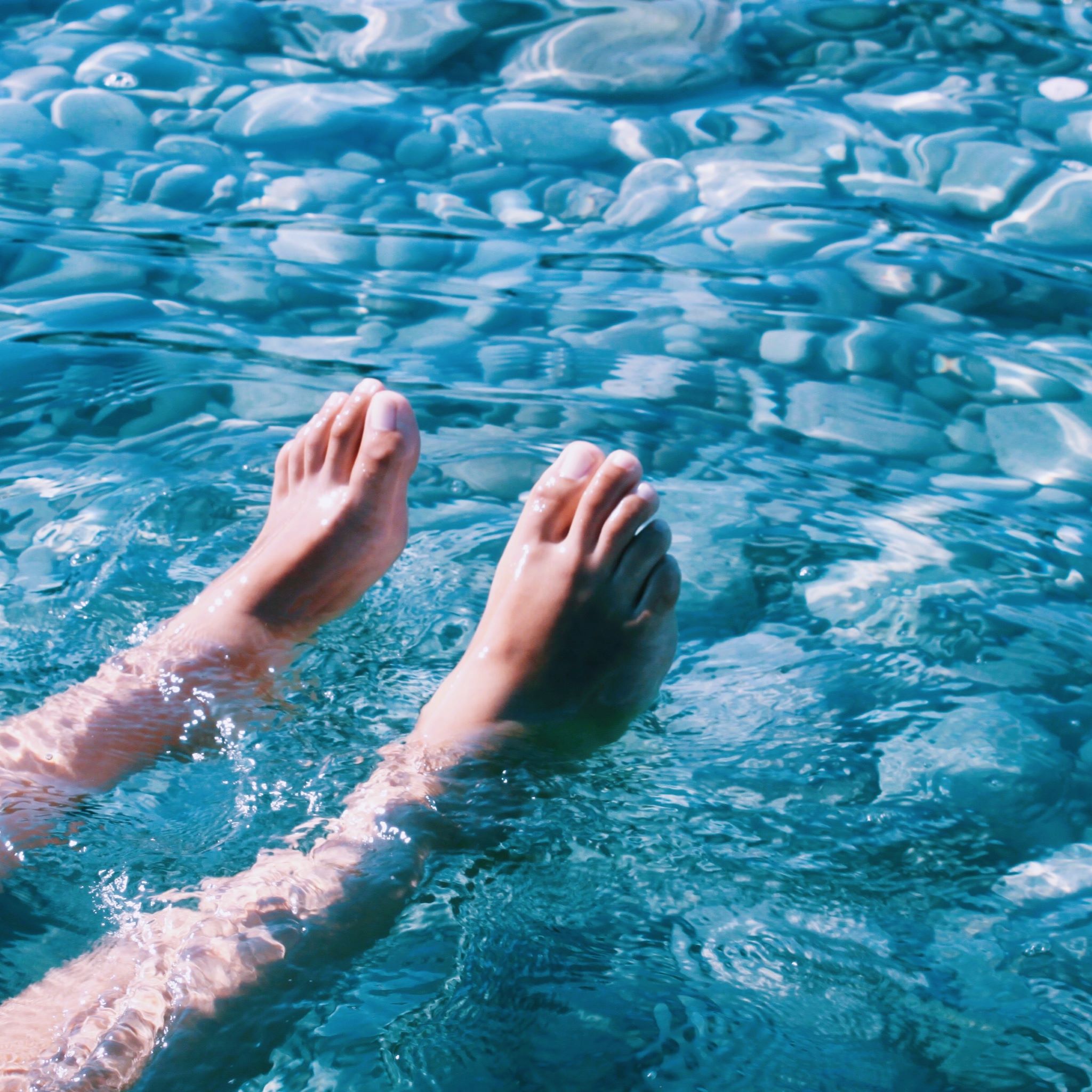 feets in water